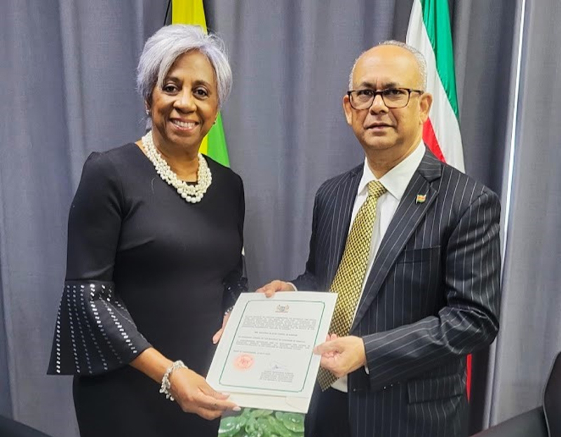 Read more about the article Honorair consul voor Suriname in Jamaica ontvangt benoemingsbrevet