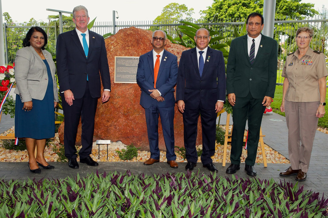 Read more about the article Minister Ramdin eert gevallen helden tijdens USA Memorial Day