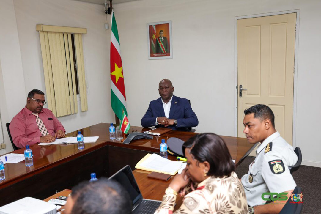 Read more about the article Criminaliteitsbestrijding centraal in overleg tussen minister Amoksi en korpschef