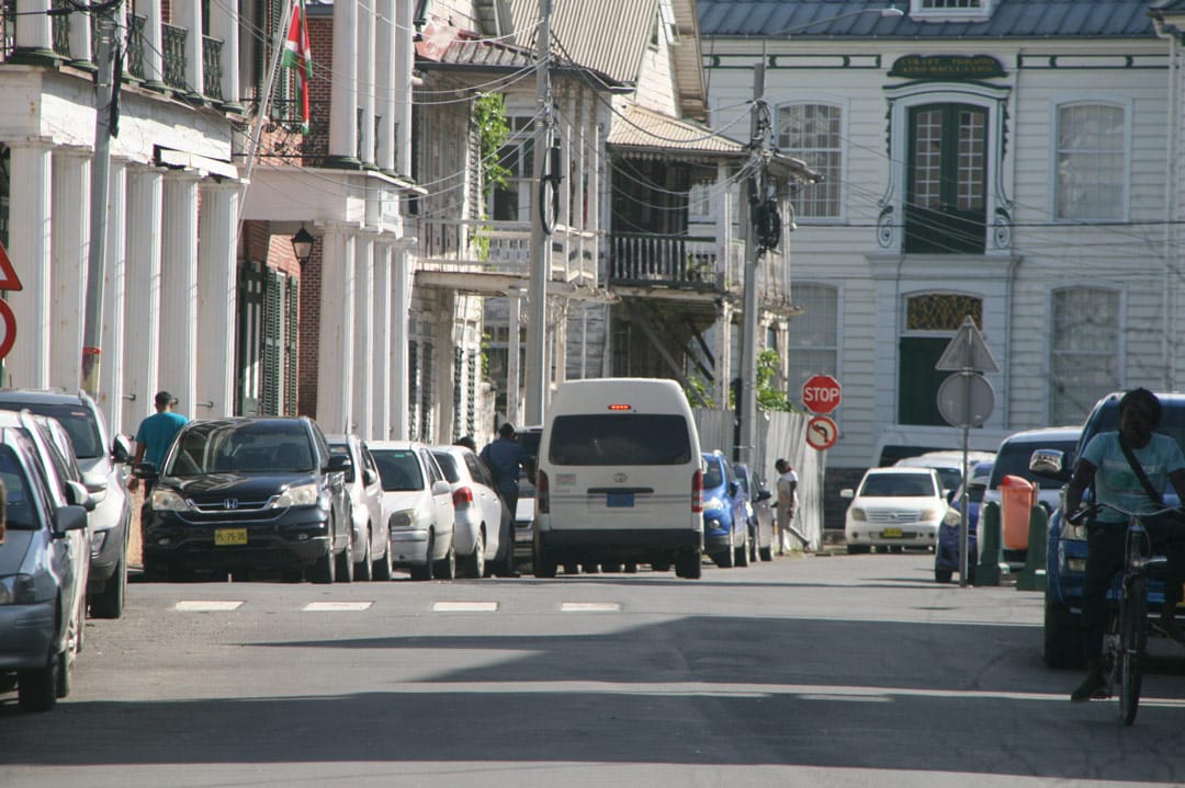 asociale-parkeergedrag-van-automotiblisten-Mr.-Dr.-J.C.-de-Mirandastraat.