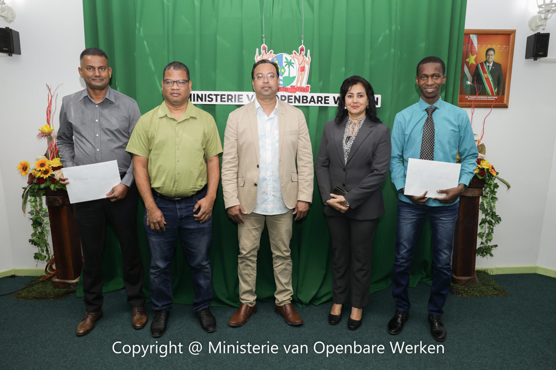 Read more about the article Minister OW benoemt twee leden Wegenautoriteit Suriname