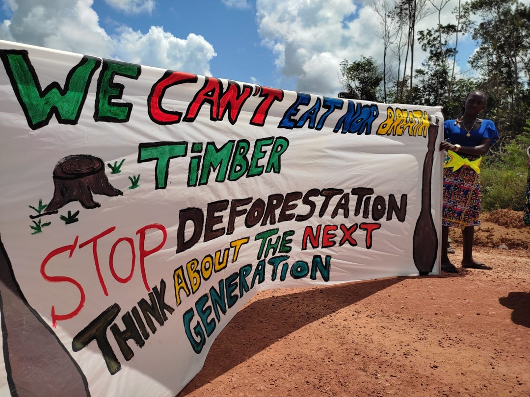 Protestdemonstratie-Saamaka-tegen-vernietiging-bos