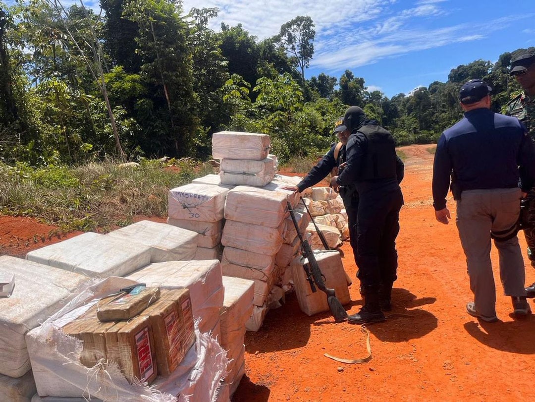 Read more about the article Grootste drugsvangst in jaren: politie Guyana onderschept 4,4 ton cocaïne