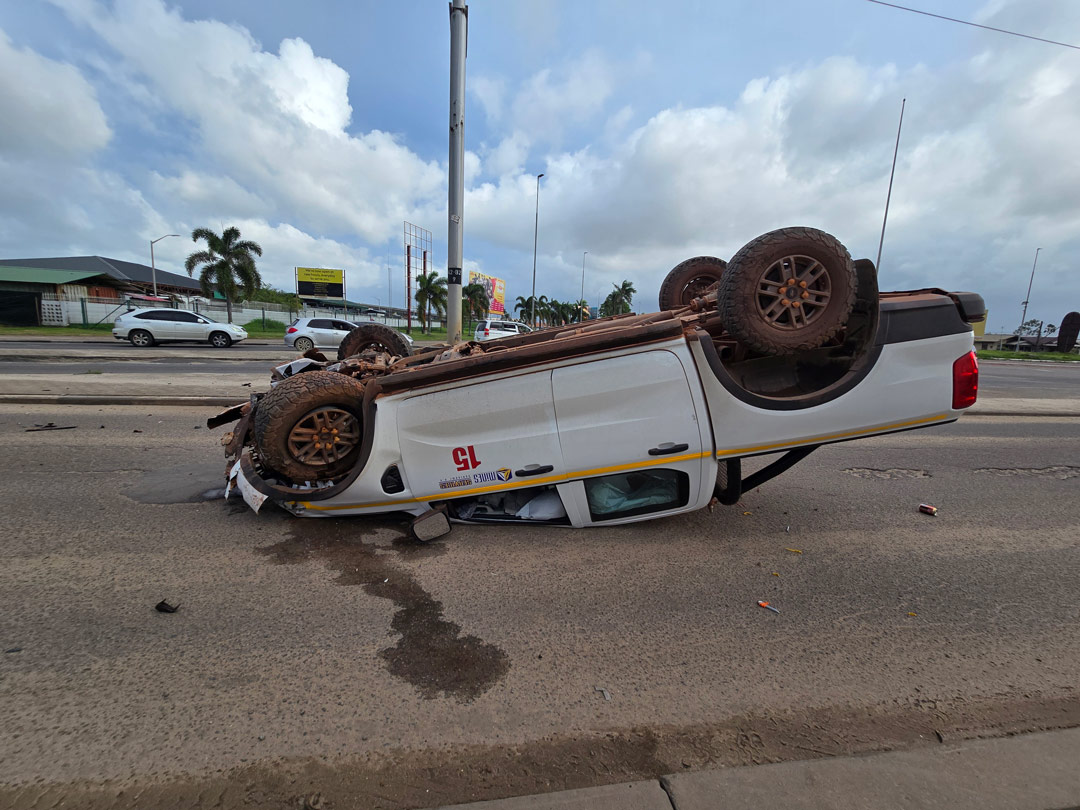 Ford-Ranger-Roll-over-Pick-up--over-de-kop-aan-de-Van-'t-Hogerhuysstraat