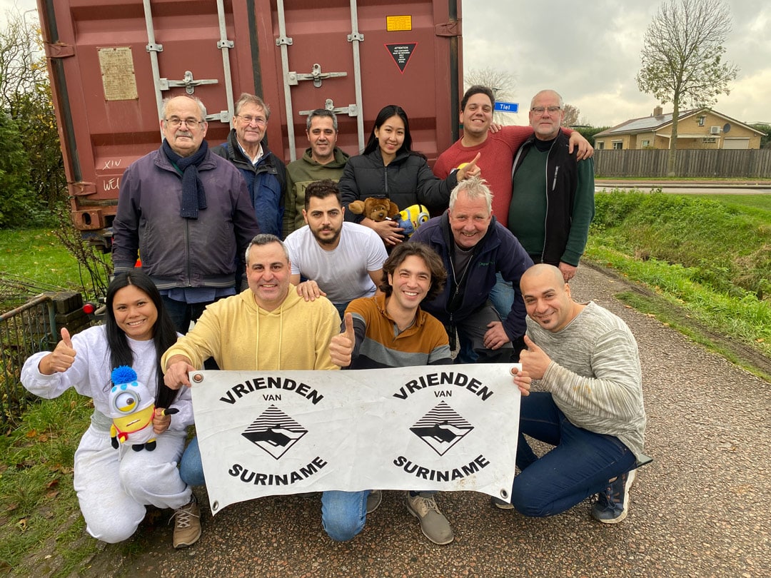 Stichting-Vrienden-van-Suriname-DONATIE-CONTAINER-SCHOOLMEUBILAIR