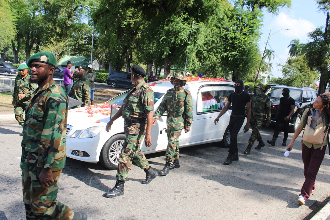 Cairo-militairen-uniform-begrafenis-desi-bouterse