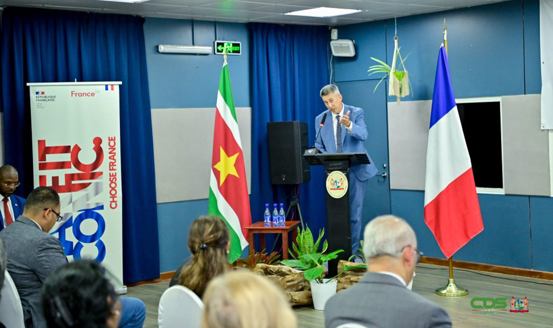 Suriname-wacht-volgens-de-Franse-ambassadeur-Nicolas-de-Bouillane-de-Lacoste