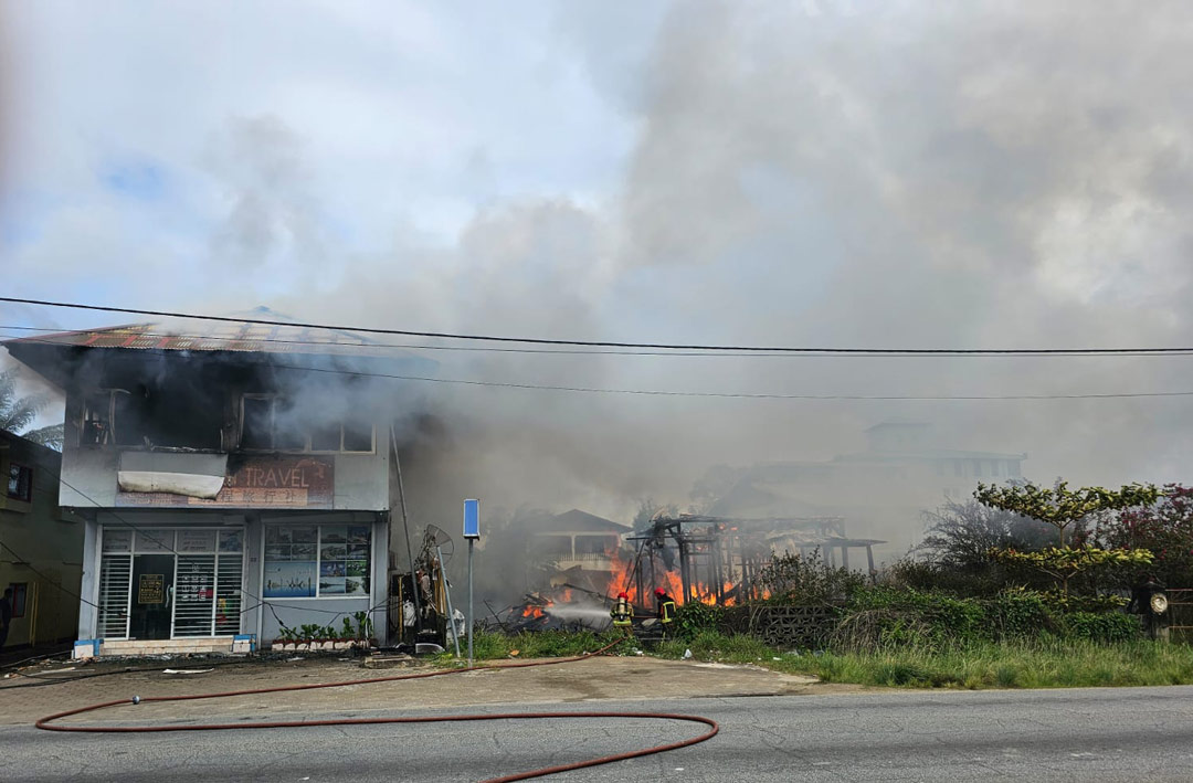 Brand-verwoest-meerdere-panden-Grote-Combéweg