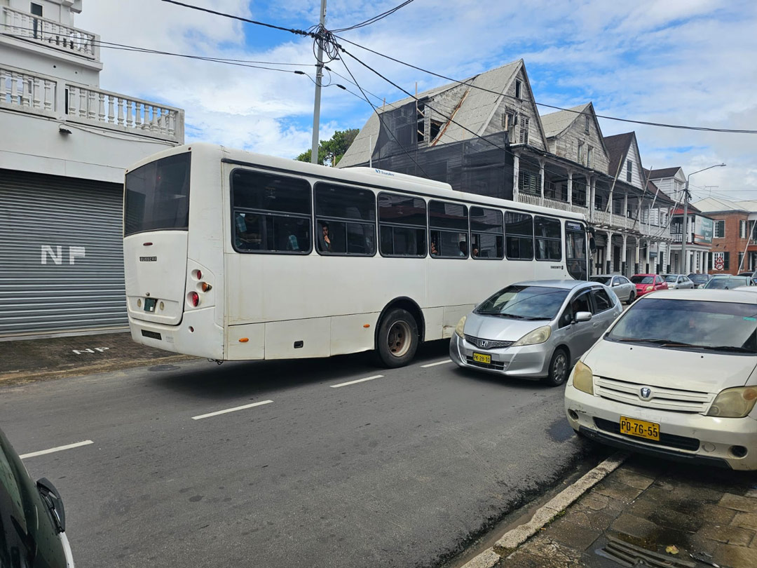 Militaire-voertuigen-bus