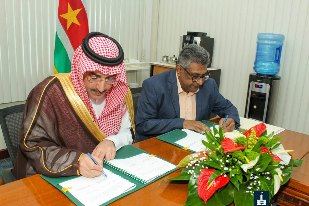 minister-Stanley-Raghoebarsing-van-Financiën-en-Planning,-en-sultan-Abdulrahman-Al-Marshad-saudi-fund