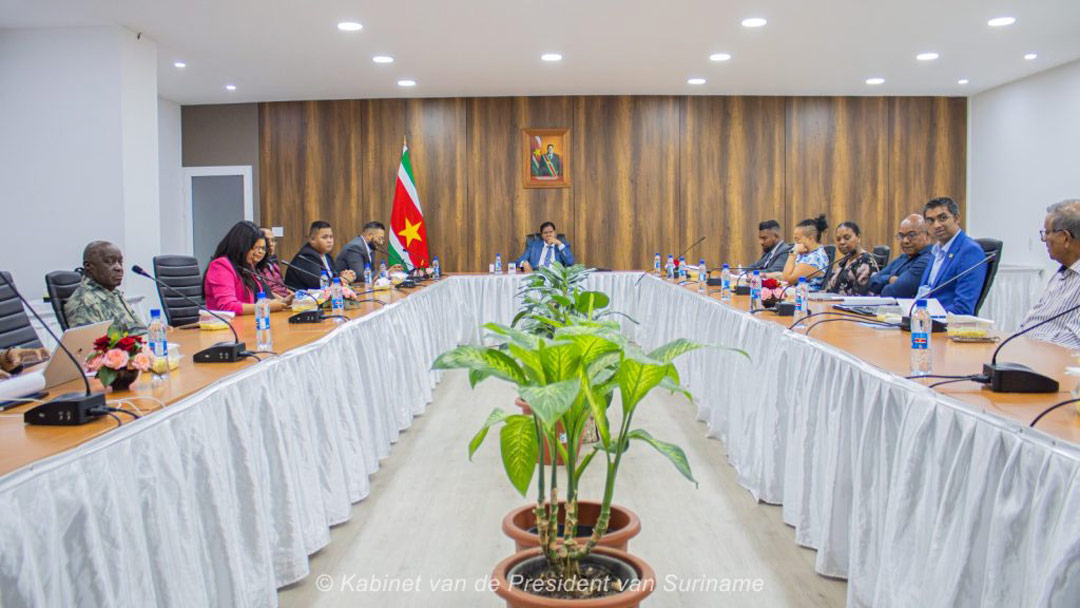 nieuw-team-bespreken-zorgpunten-VRTS-Vereniging-Radio--en-Televisiebedrijven-Suriname