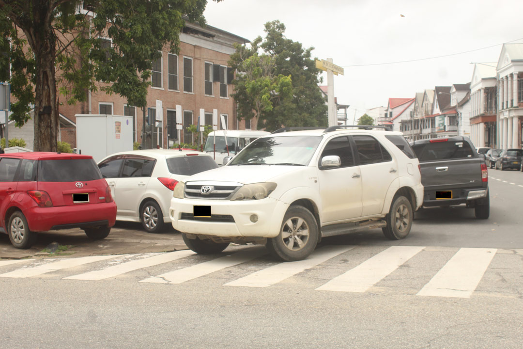 stuitend-parkeergedrag-mirandastraat-ministerie-justitie-en-politie