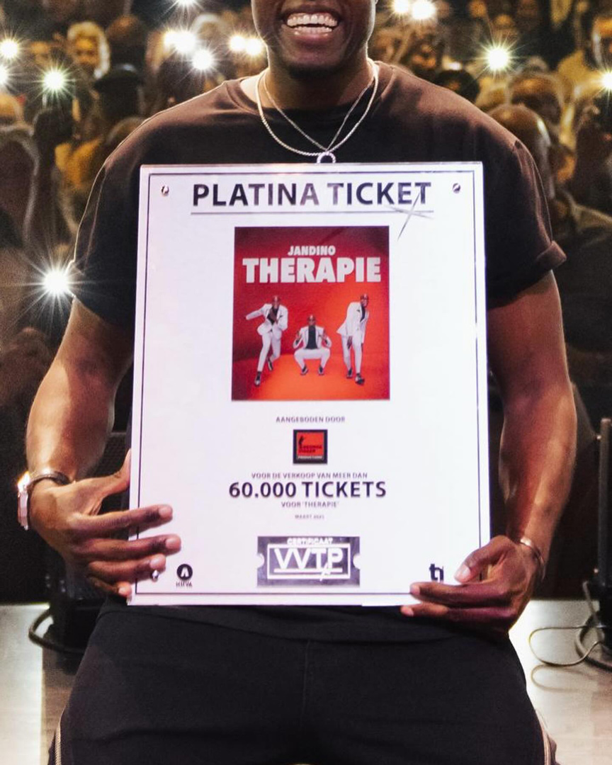 Jandino-ontvangt-Platina-Ticket-voor-‘Therapie’ Jandino-ontvangt-Platina-Ticket-voor-‘Therapie’