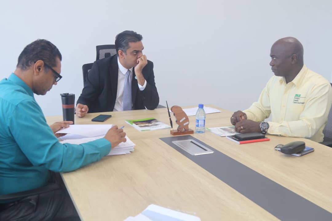 Minister-Amar-Ramadhin-ontvangt-beleidsplan-Medische-Zending