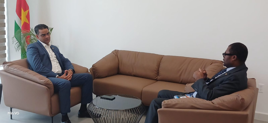 Read more about the article Minister Ramadhin en PAHO-vertegenwoordiger dr. Yafflo voeren overleg