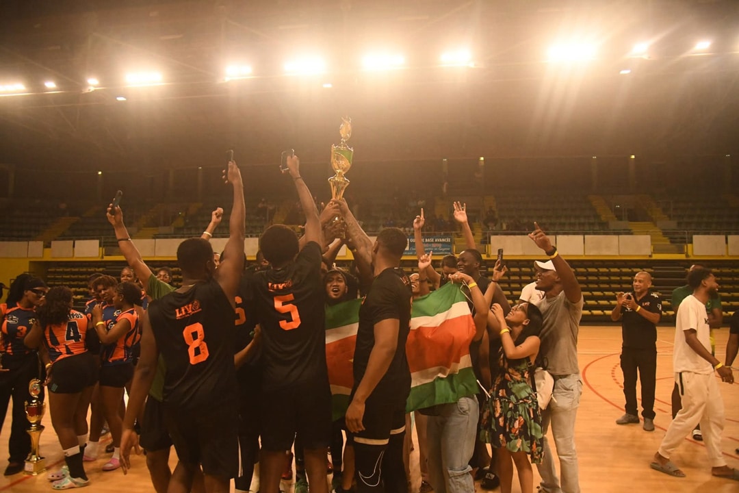 LIVO-kroont-zich-tot-kampioen-op-internationaal-volleybaltoernooi-Montoury LIVO-kroont-zich-tot-kampioen-op-internationaal-volleybaltoernooi-Montoury
