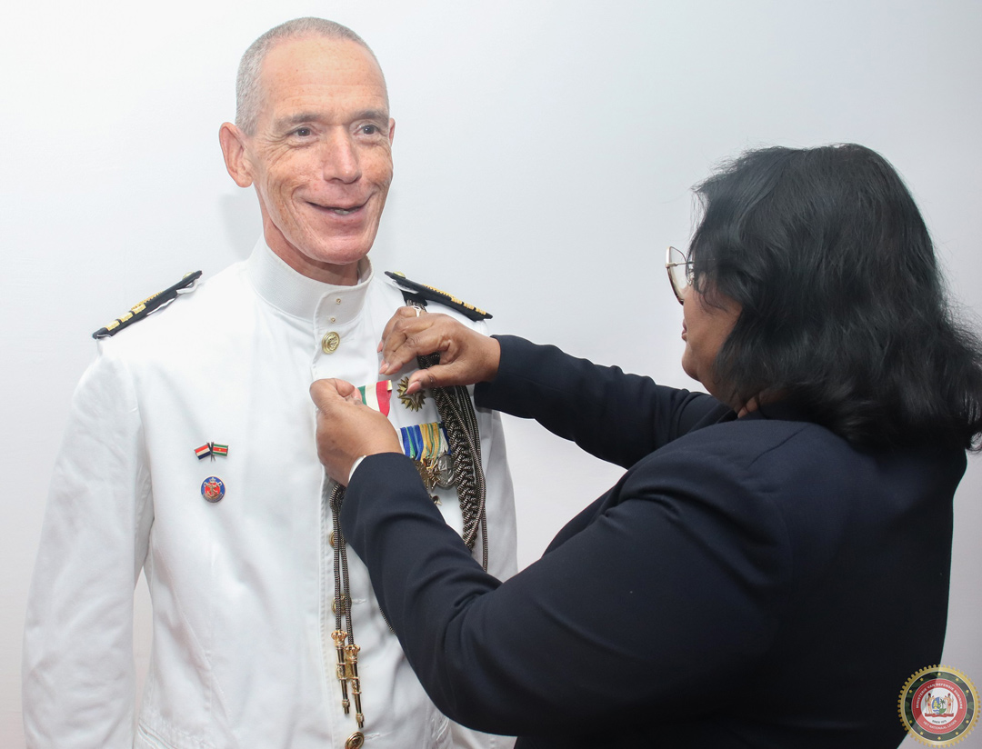 Read more about the article Medaille voor speciale verdiensten voor Nederlandse Defensieattaché