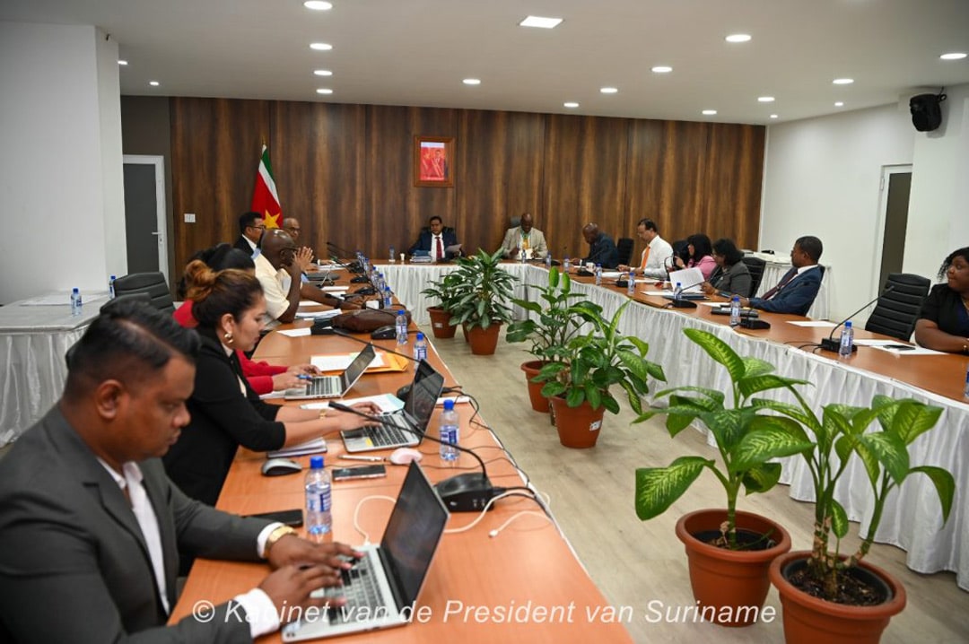 Read more about the article President Santokhi: ‘We zetten ons in voor een soepele transitie’