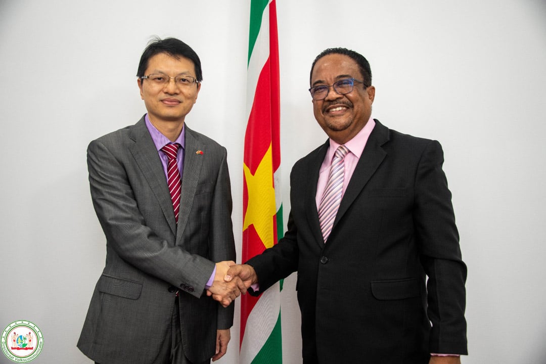 Read more about the article Chinese ambassadeur vol lof over Suriname