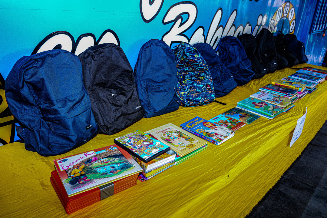 Read more about the article Minister Pokie ondersteunt schooltassenproject Stichting 1 voor 12