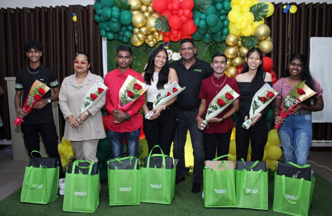 Read more about the article Assuria beloont excellente leerlingen VOJ- en VOS-scholen Nickerie