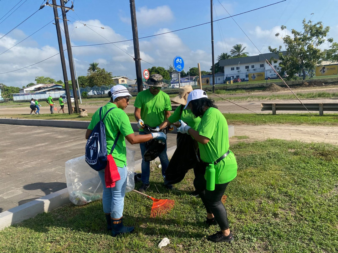 Read more about the article Surinaamse banken zetten zich in voor duurzaamheid tijdens World Cleanup Day