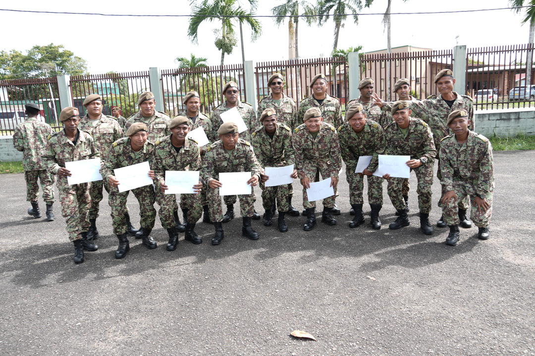 Read more about the article Eenenzeventig militairen bevorderd in naast hogere rang