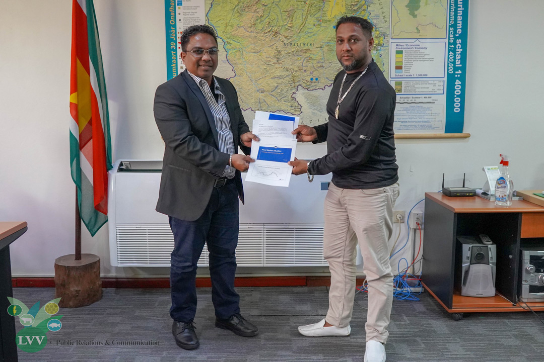 Read more about the article Minister Noersalim voert spoedoverleg met padieboeren