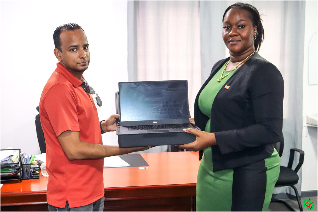 Read more about the article Newmont Suriname schenkt 50 computers aan ministerie van Regionale Ontwikkeling