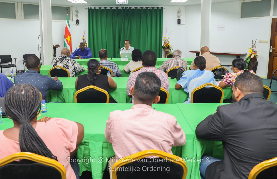 Read more about the article OWRO-minister Tsang streeft naar intensievere samenwerking met districts- en ressortraadsleden