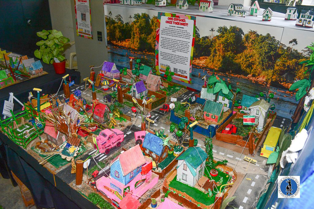 Read more about the article Miniatuurstadjes brengen Surinaams erfgoed tot leven
