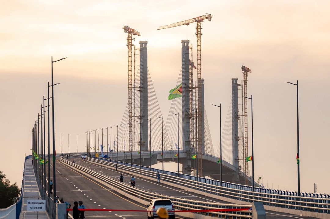 Read more about the article Guyanese president opent nieuwe Demerara River Bridge