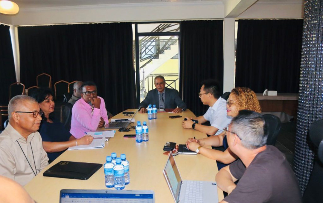 Read more about the article VWA bespreekt 12-urige werktijden met directie Rosebel