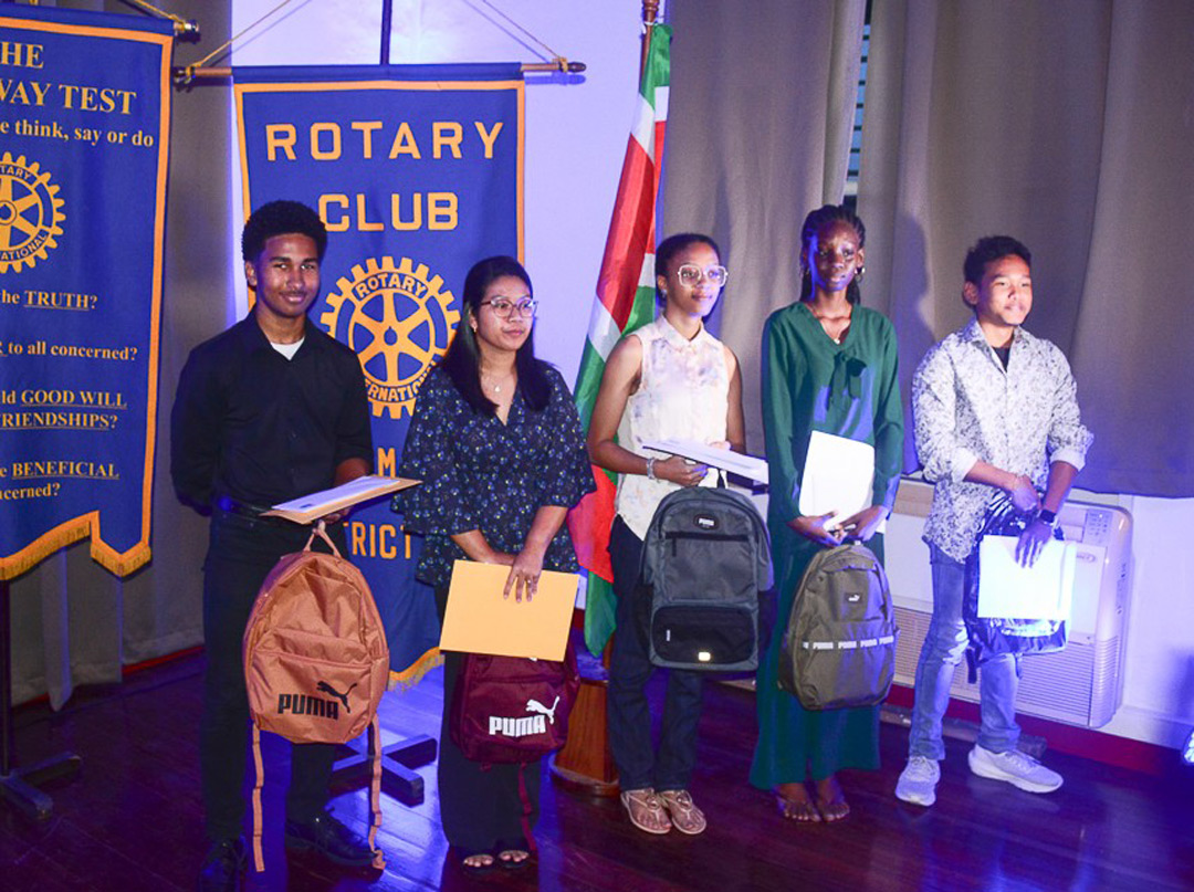 Read more about the article Alexia Moonsam door Rotary Club Paramaribo bekroond tot beste VOJ-leerling van 2025
