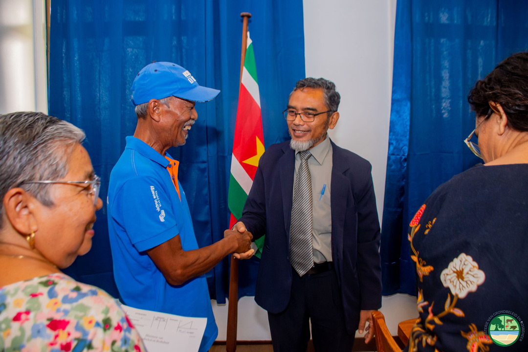 Read more about the article Eerste formele gronduitreiking op het ministerie van GBB