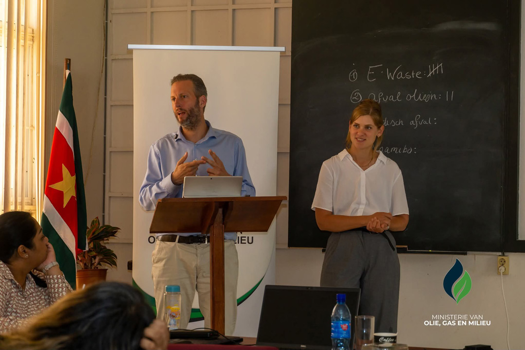 Read more about the article Suriname zet stap richting veilig beheer van gevaarlijk afval