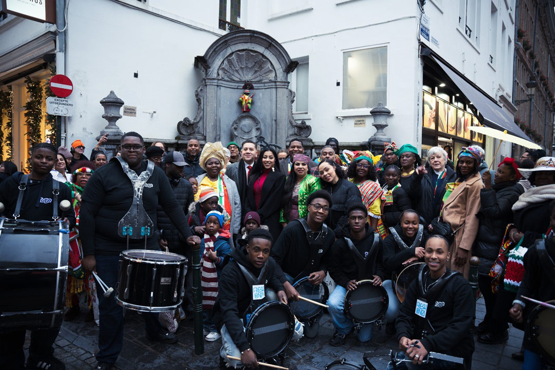 Read more about the article Srefidensi in Brussel: Manneken Pis in Surinaamse klederdracht