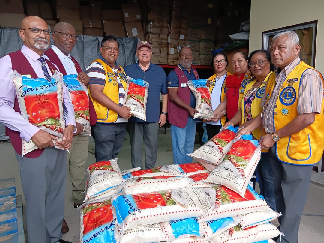 Read more about the article Lions Club Paramaribo Central en Sun Rice helpen getroffenen aardbeving