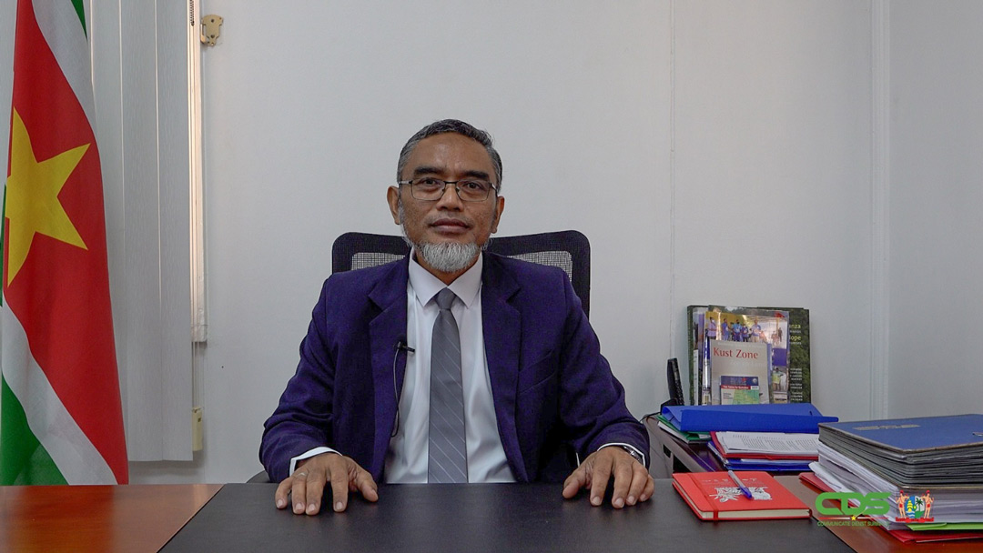 Read more about the article Minister Soeropawiro verduidelijkt kwestie onrechtmatige gronduitgiften