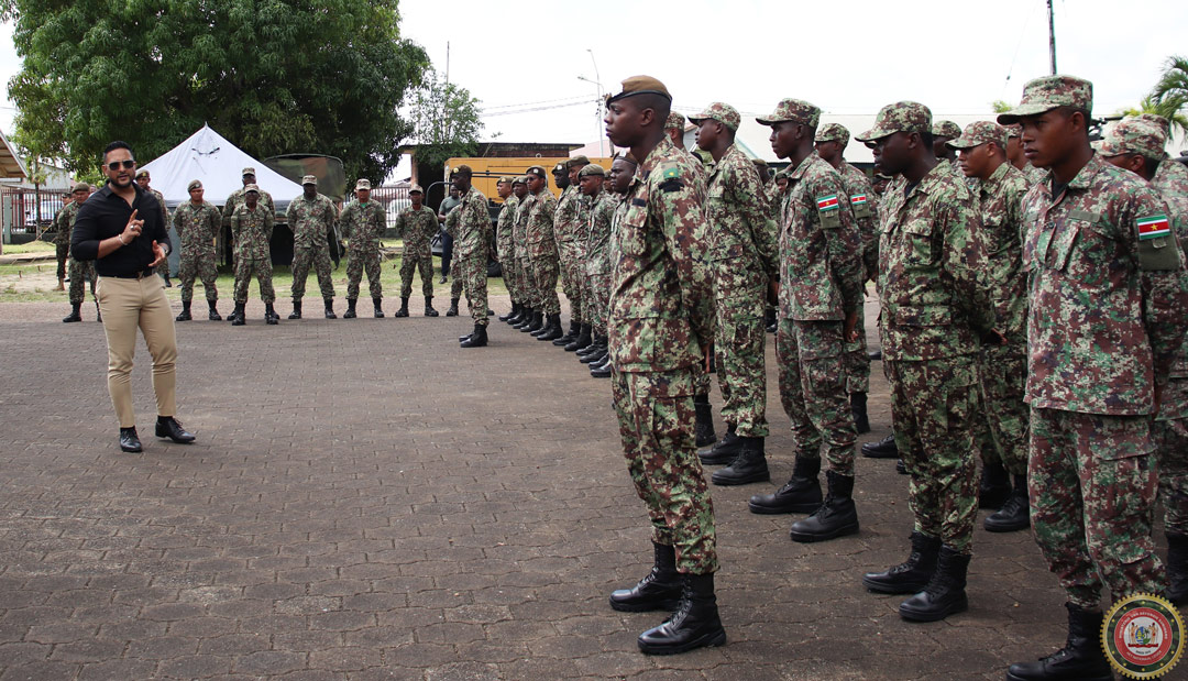 Read more about the article Minister Ramsaran op werkbezoek bij de Landmacht