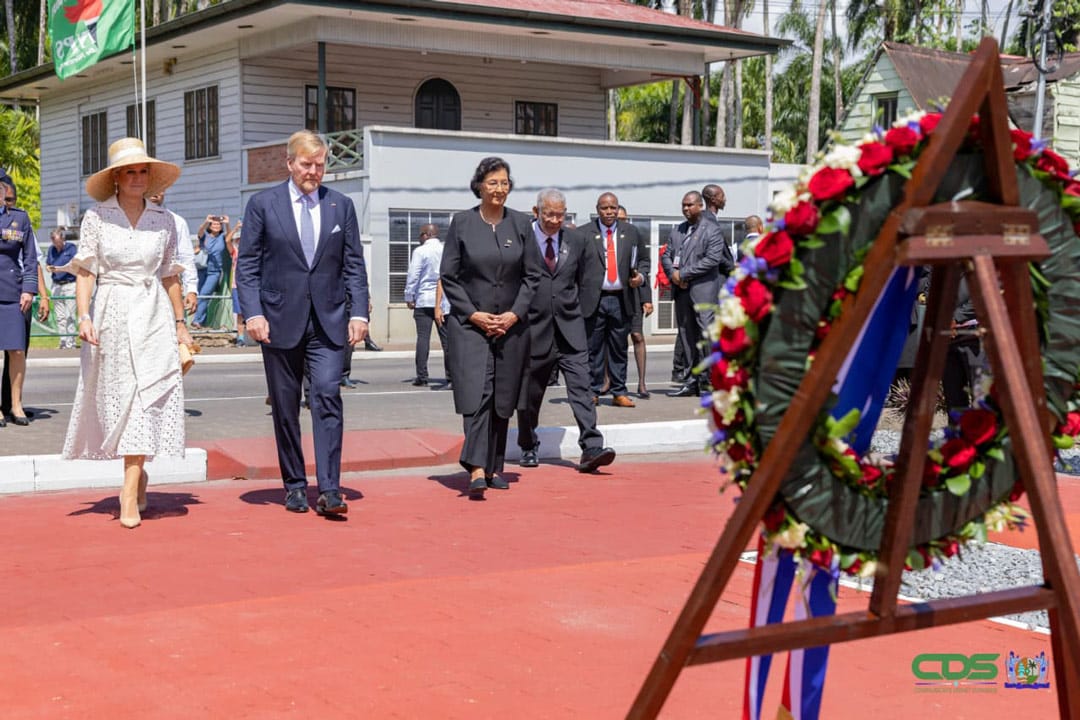 Read more about the article President Simons en Koninklijk Paar brengen eerbetoon aan Mama Sranan