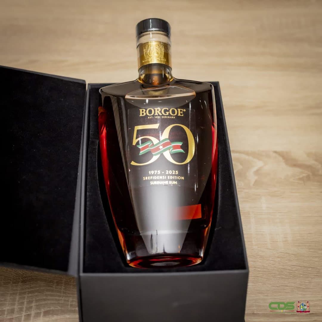 Read more about the article SAB overhandigt president eerste Borgoe 1975-2025 Srefidensi Edition