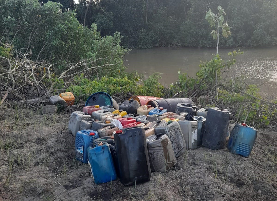 Read more about the article Politie Regio West neemt jerrycans brandstof in beslag