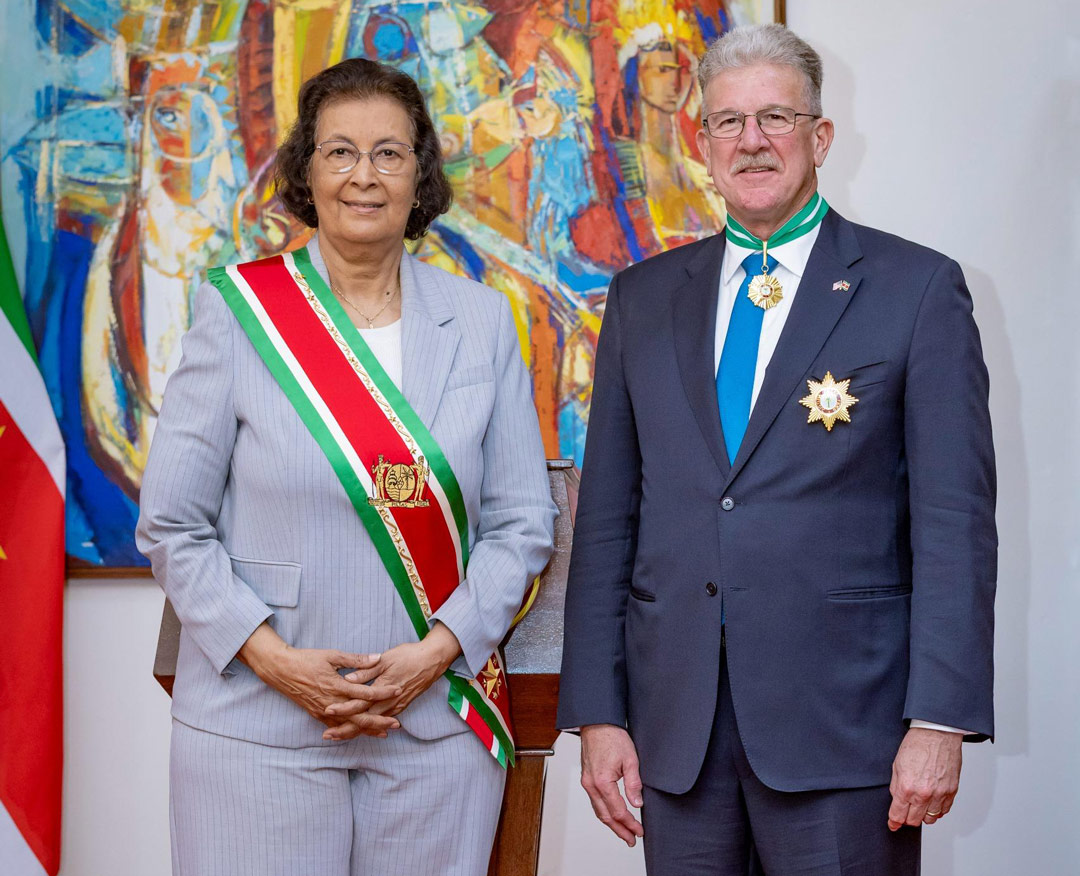 Read more about the article Vertrekkende Amerikaanse ambassadeur Faucher onderscheiden