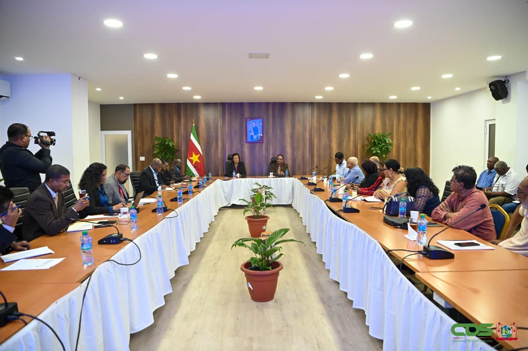 Read more about the article Regering en Ravaksur Plus bespreken verbetering rechtspositie werkende klasse