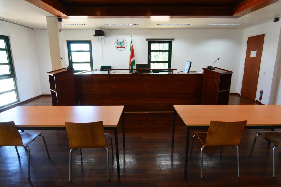 Read more about the article OM eist 12 maanden celstraf tegen politieagenten in strafzaak Pikin Saron