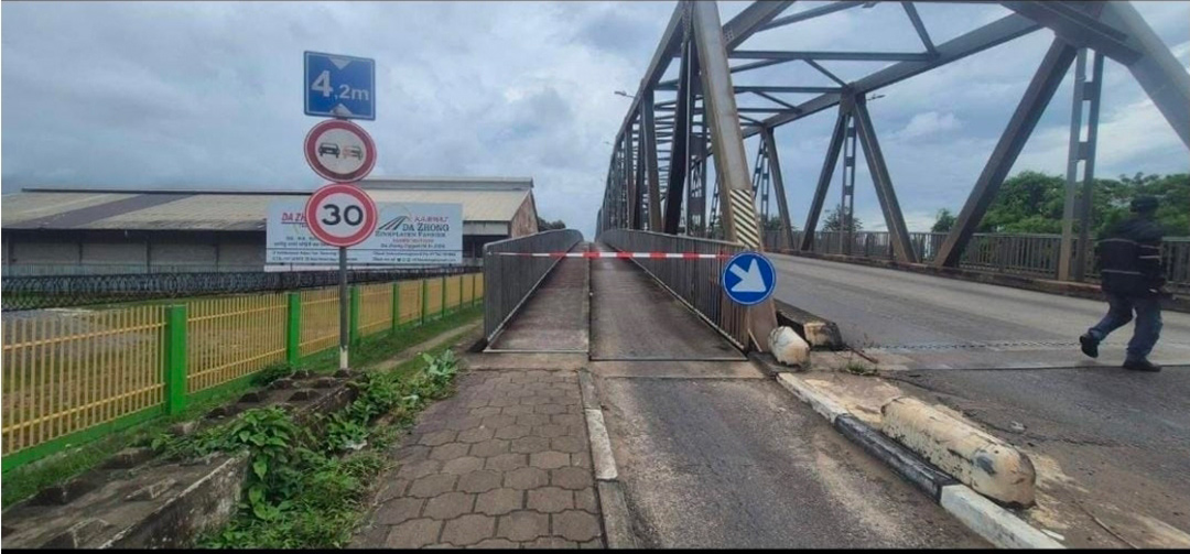Read more about the article Bromfietspaden Saronbrug tijdelijk afgesloten wegens gladheid