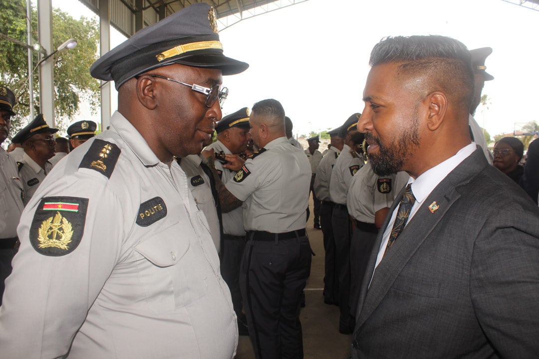 ´Ruim-vijfhonderdzestig-politieambtenaren-bevorderd-Harrish-Monorath