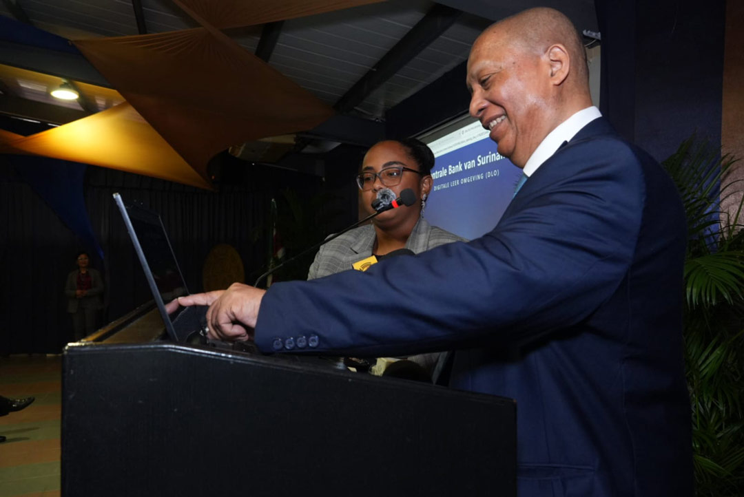 CBvS-governor-Centrale-Bank-Maurice-Roemer