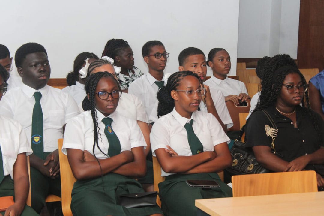 Read more about the article Guyanese scholieren bezoeken Rechtspraak Suriname